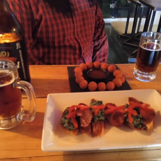 Montaditos Y Bolitas de Queso