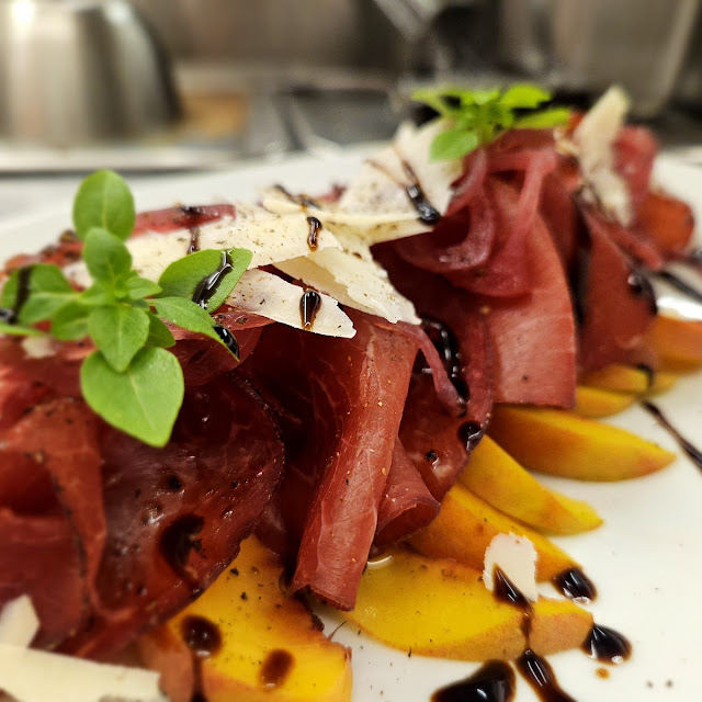 Bressaola Mit Pfirsich Und Gepickelten Roten Zwiebeln