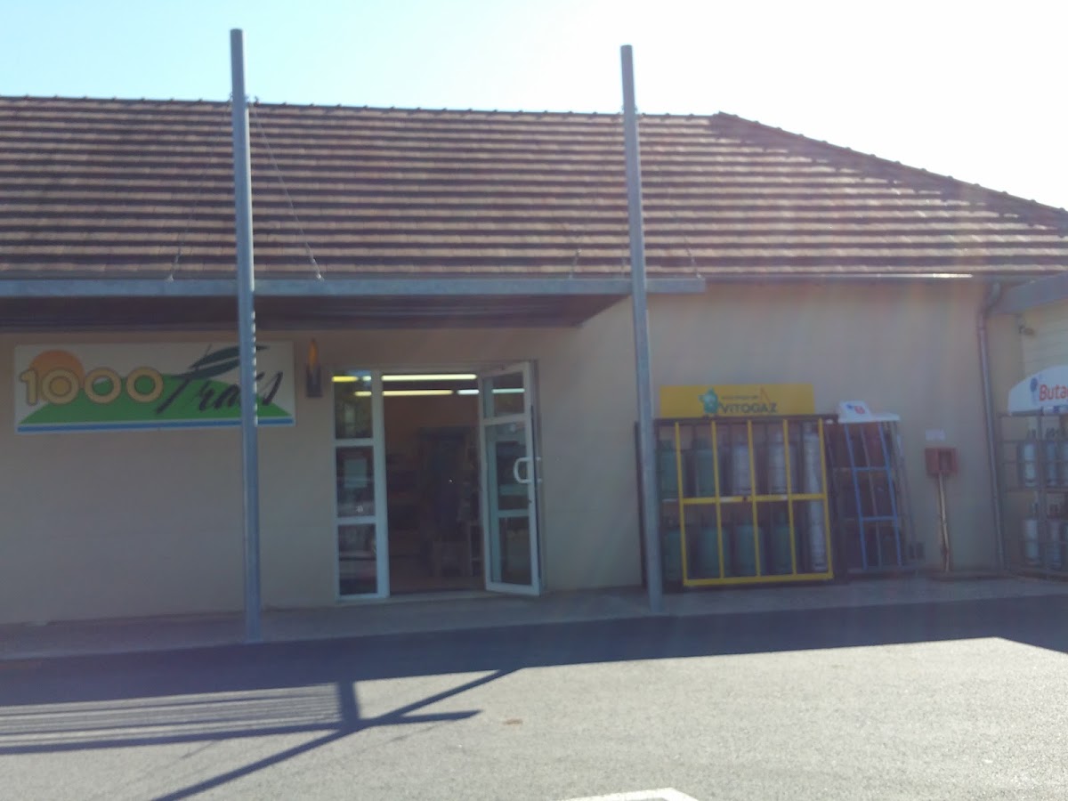 Épicerie multiservices, station essence, bar-tabac.