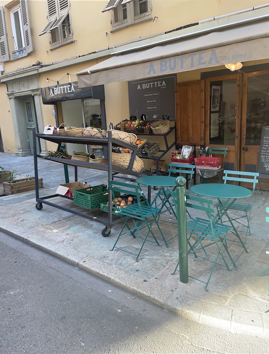 A buttea by minnà
