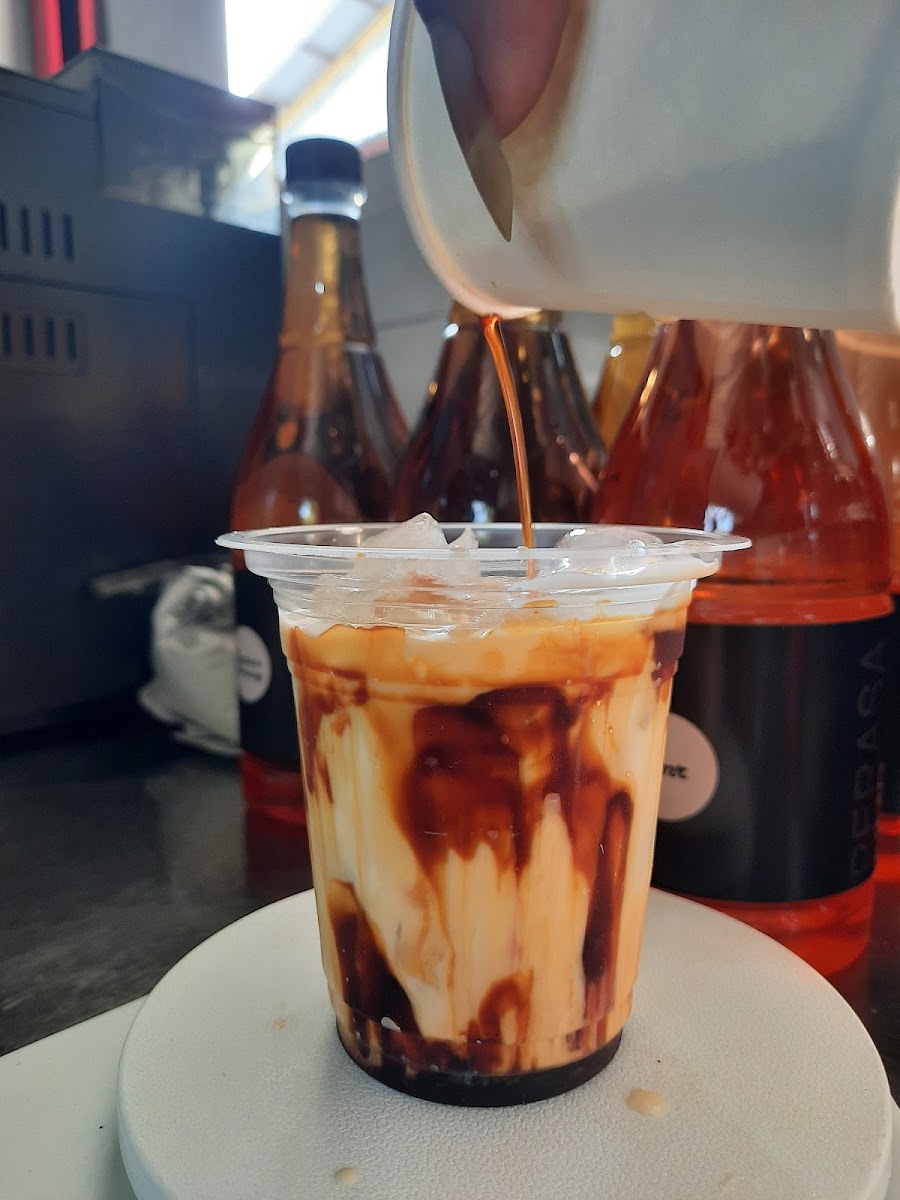 Dolano ngopi
