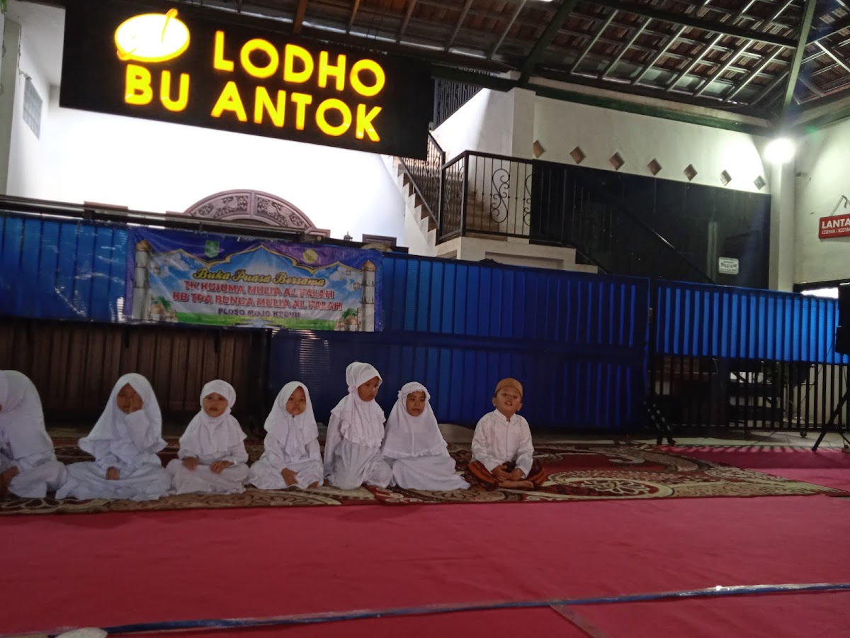 Warung Lesehan Lodho bu antok