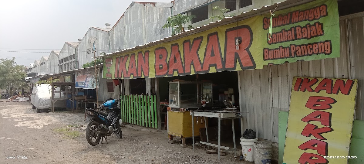Ruma makan Ikan Bakar Pojok Sawah