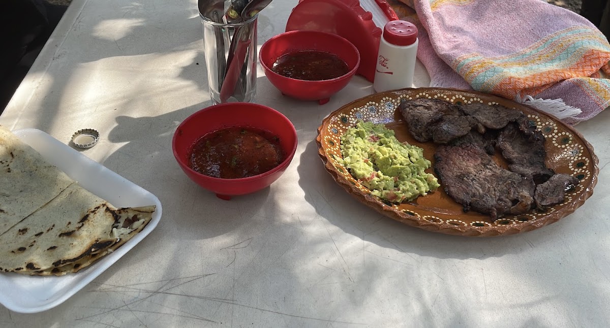 El Paradero Caldos & Asadas
