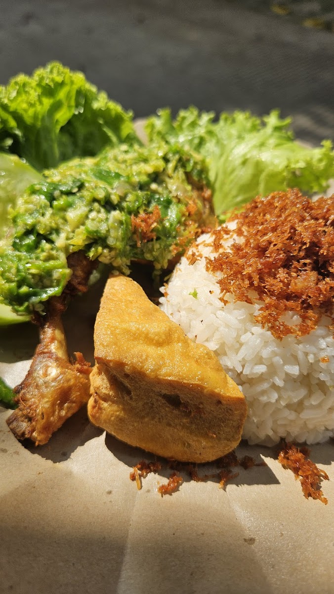 Ayam penyet sambel ijo ibu anis
