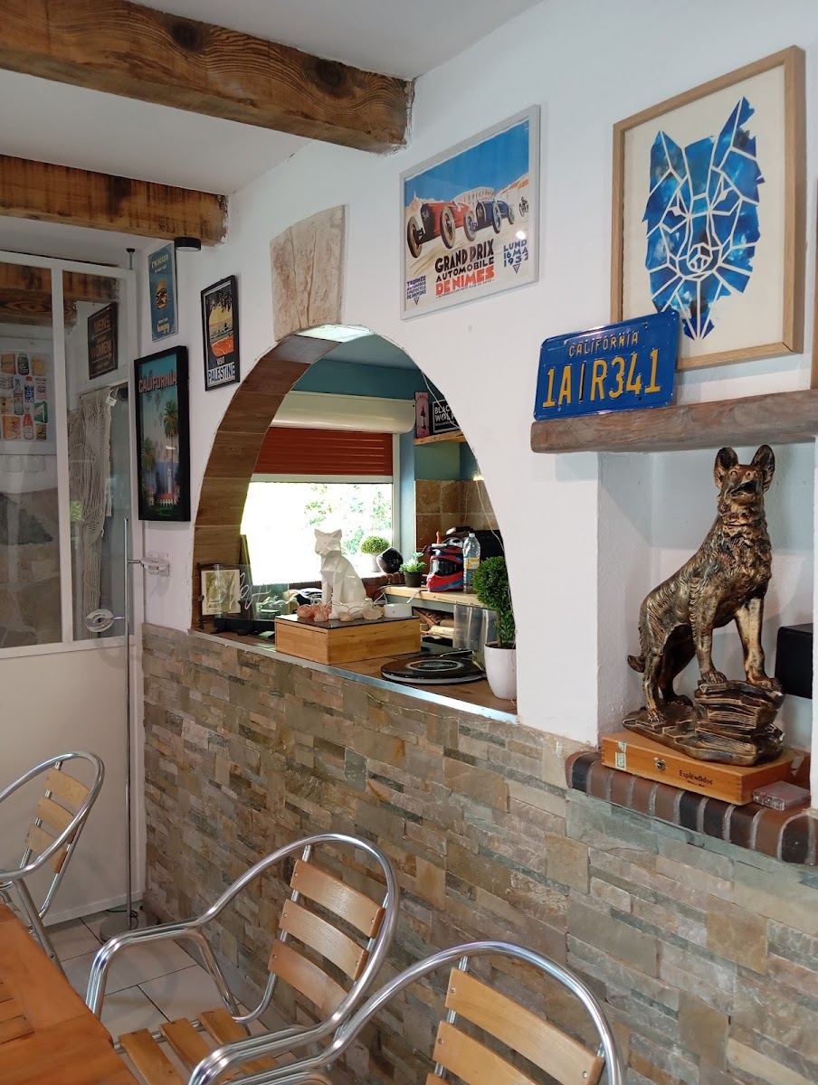 VVOLF Street Restaurant