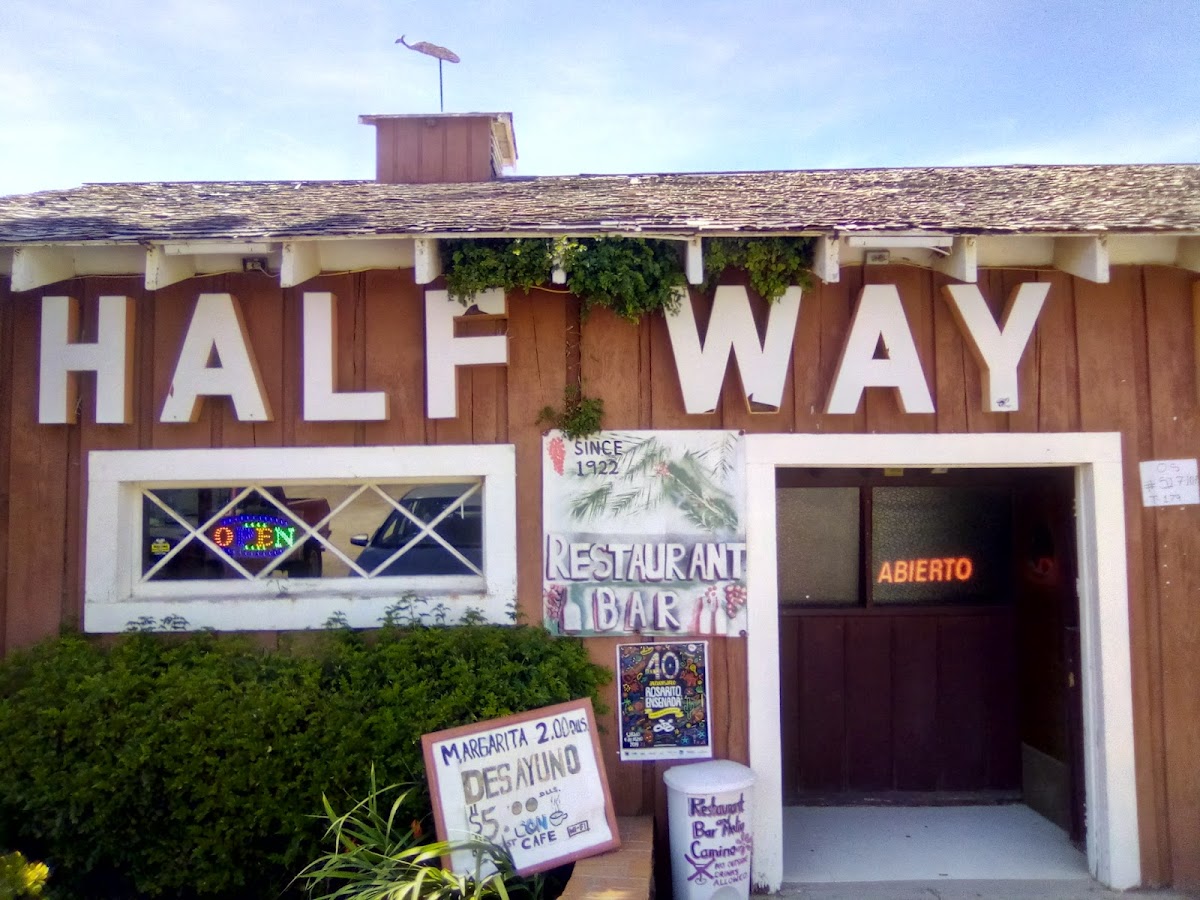 Half Way House / Medio Camino