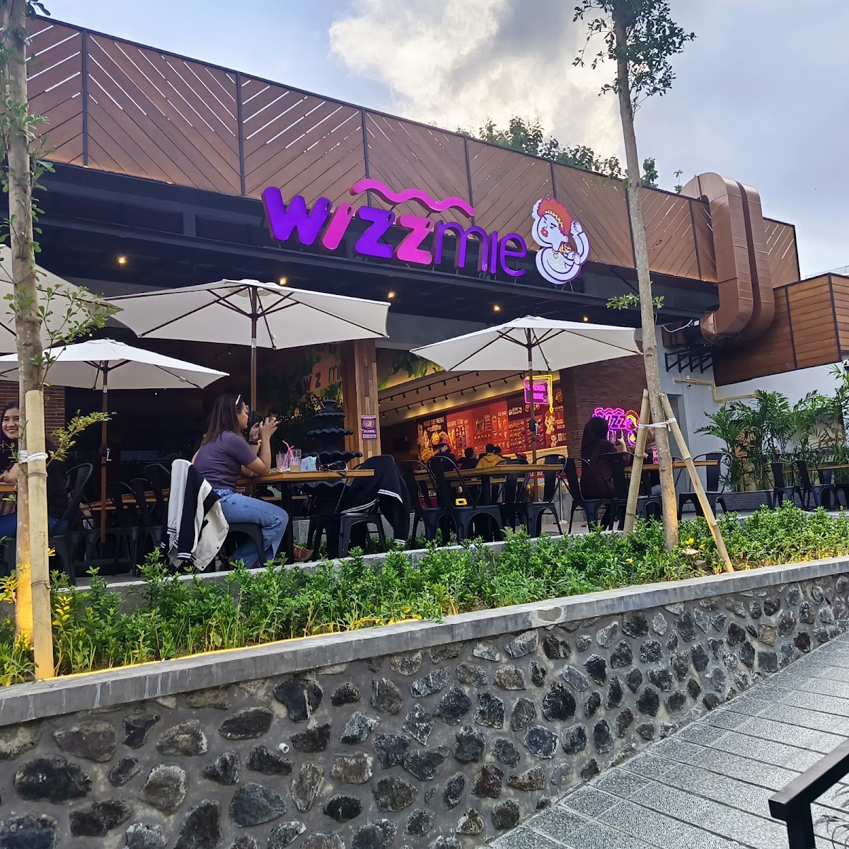 Wizzmie Tlogomas