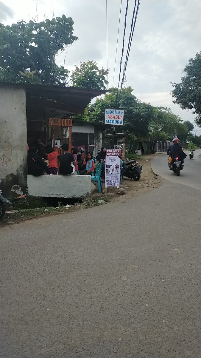 Kedai segitiga