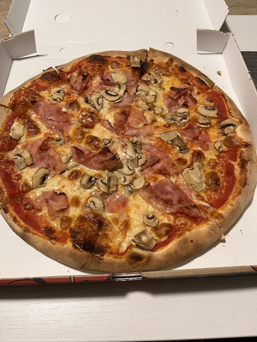 Tomis Pizzeria