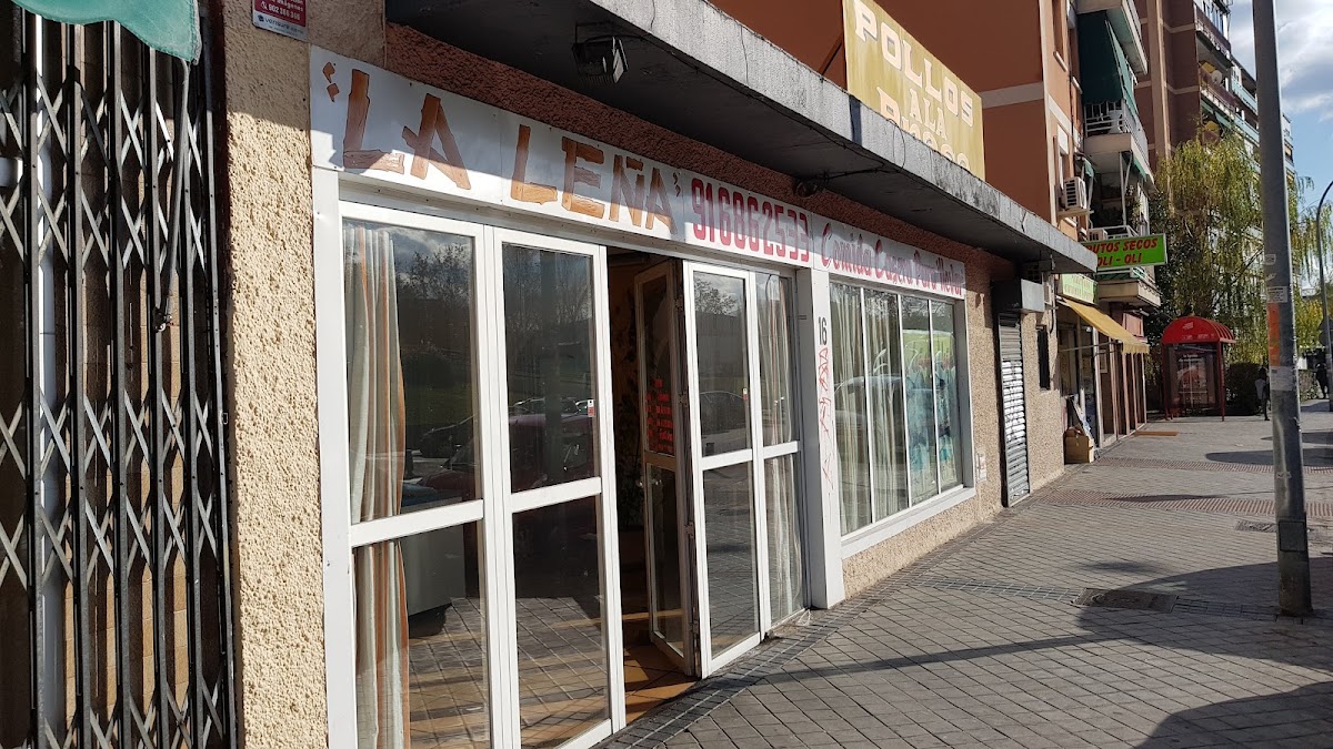 La Leña pollos a la brasa hechos al carbón.