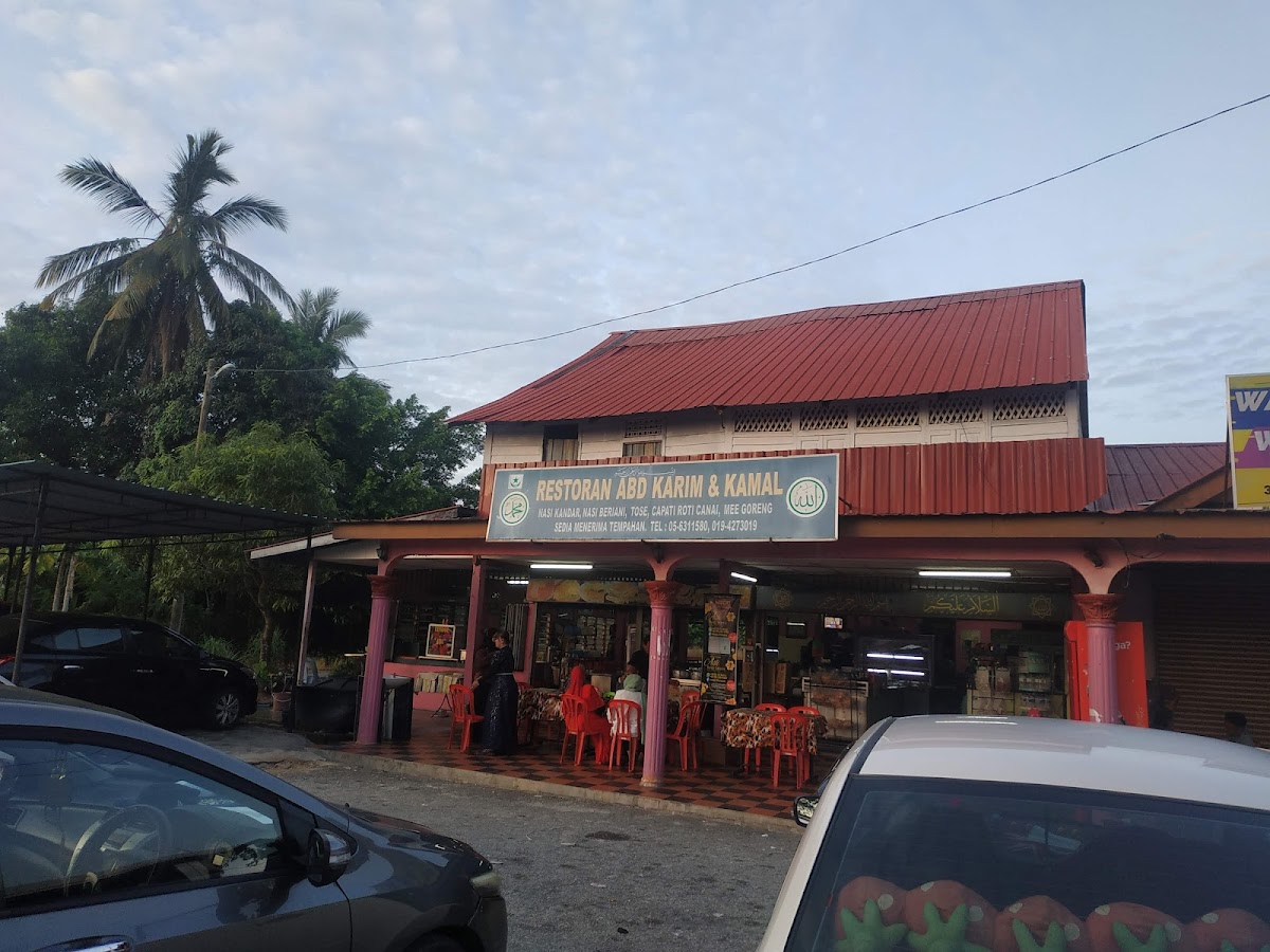 RESTORAN ABDUL KARIM KAMAL TEPI SUNGAI