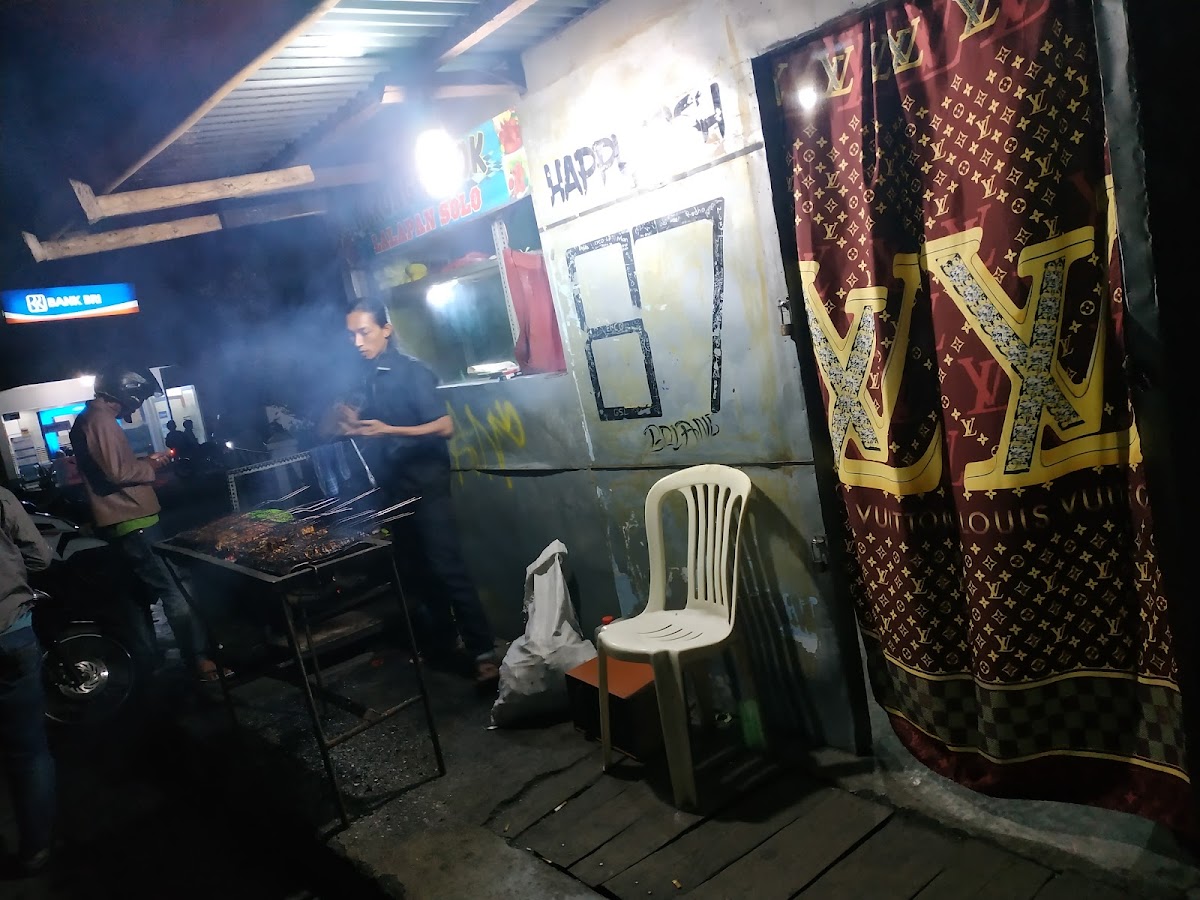 Rumah makan Warung pojok, Ikan dan ayam bakar goreng