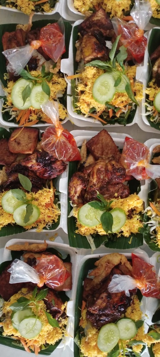 Nasi Uduk Dan Ketupat Sayur Vila Mutiara
