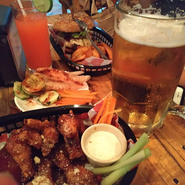 Alitas de Pollo Y Hamburguesa