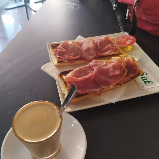 Tostada Tomate Y Jamón Y Un Bombom