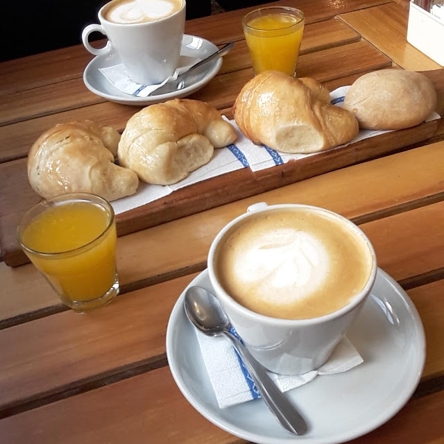 Café Con Leche Y Medialunas