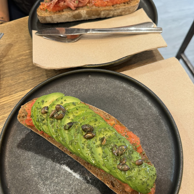 Tostada Aguacate Tomate & Semillas