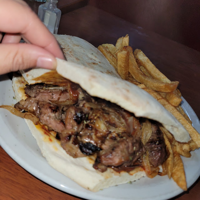 Sándwich de Bondiola Con Cebolla Caramelizada Con Fritas