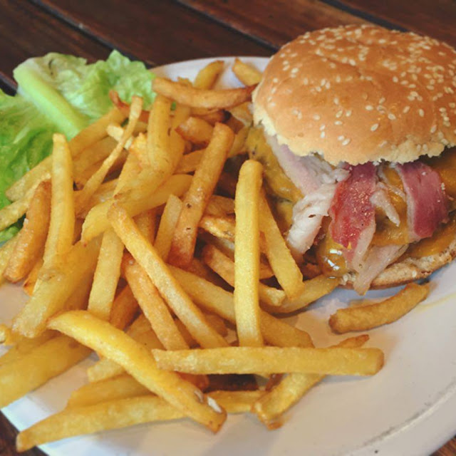 Hamburguesa Con Jamón Y Queso Papas Fritas