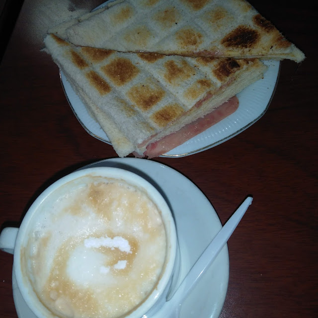 Café Con Leche Y Tostado de Jamón Y Queso