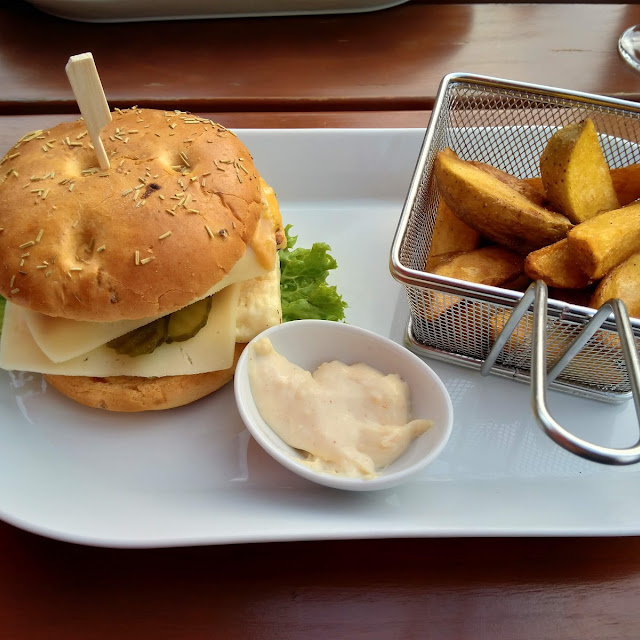 Halloumiburger Mit Kartoffelspalten