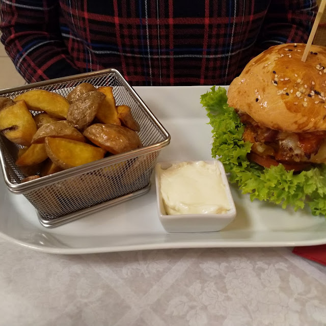 Knusper Gockel Mit Kartoffelecken Mit Knoblauchdip