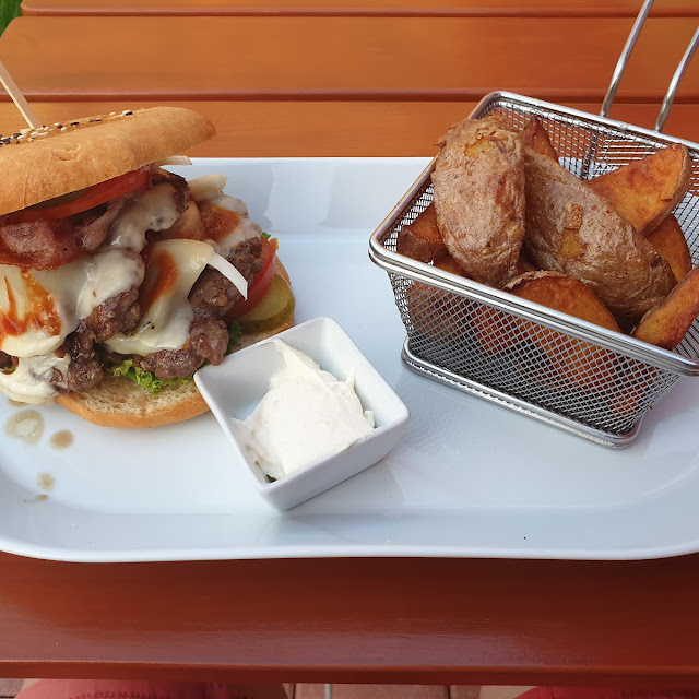 Bull's Burger Mit Kartoffelecken
