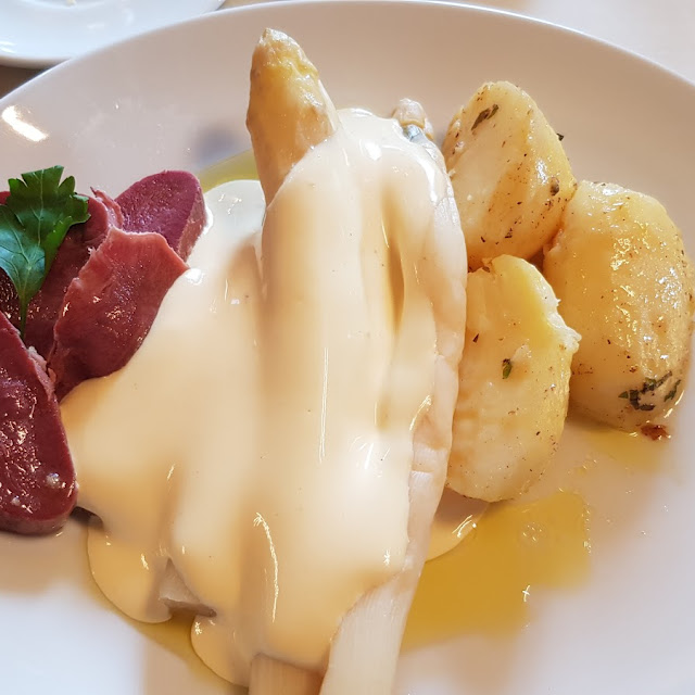 Zunge Mit Spargel Und Kartoffeln
