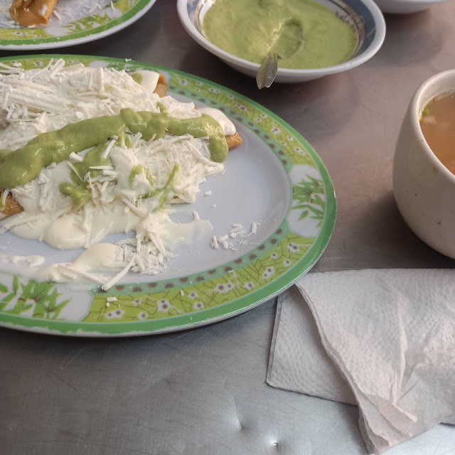 Dorados de Barbacoa Con Crema Y Queso