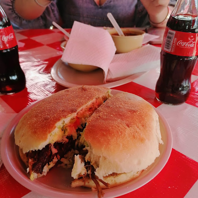 Torta de Deshebrada Con Aguacate