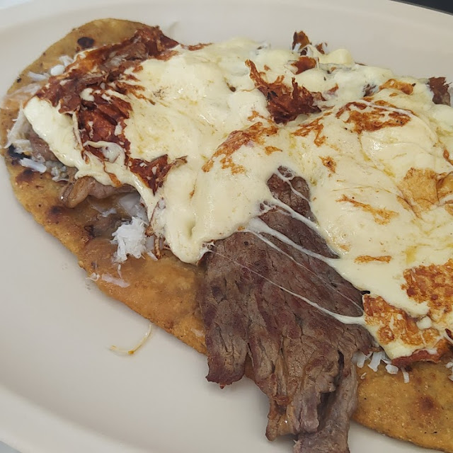 Huarache de Bistec Con Quesillo