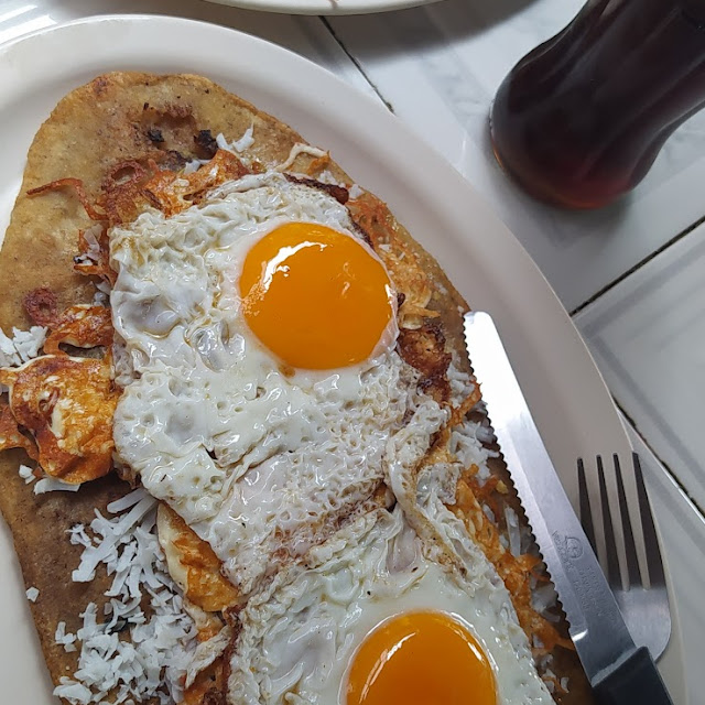 Huarache de Quesillo Y Huevito