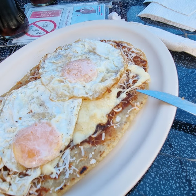 Huarache de Huevo Estrellado Con Quesillo Y Salsa de Huajillo