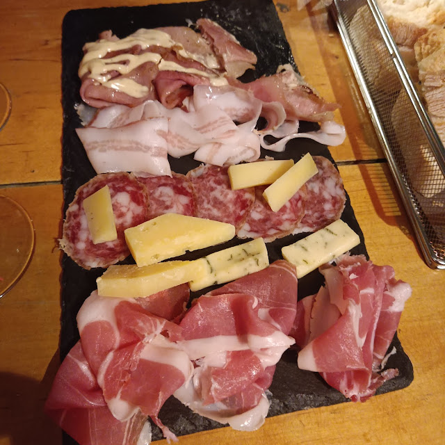 Tabla de Embutidos Variados Con Queso