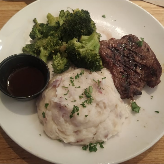 Sirloin Steak with Mashed Potatoes & Broccoli