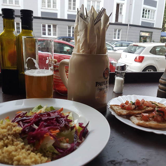 Salat Und Bruschetta Pomodoro