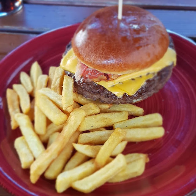 Cheeseburger Mit Pommes Frites