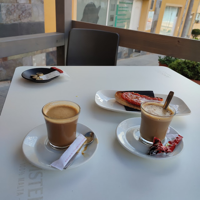 Café Con Leche Y Media Tostá Con Tomate