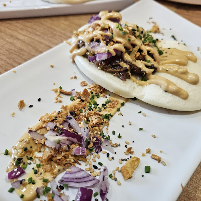 Pan Bao Con Ternera Melosa Cocinada 3 Veces Cebolla Crujiente Y Salsa Hoissin