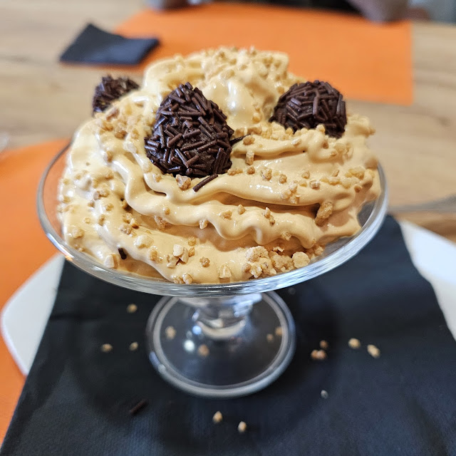 Espuma de Dulce de Leche Con Trufas de Chocolate Y Almendra
