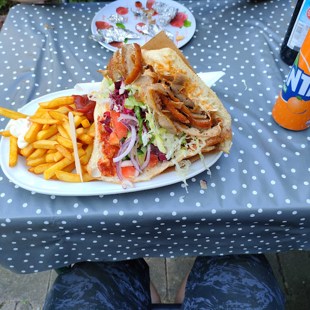 Kebab W Bułce SOS Mieszany Plus Frytki I Fanta Razem 10euro
