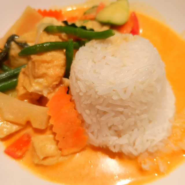 Gelbes Curry Mit Gemüse Und Tofu