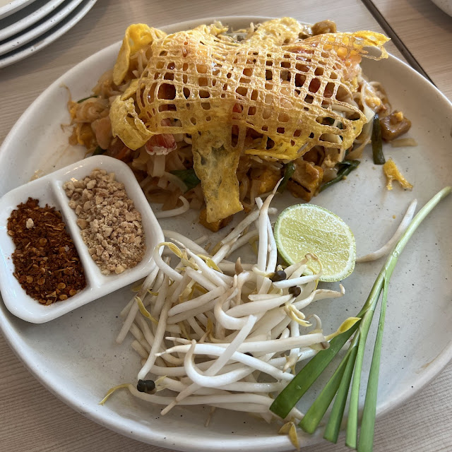 ผัดไทยเส้นจันท์กุ้งสดในแห