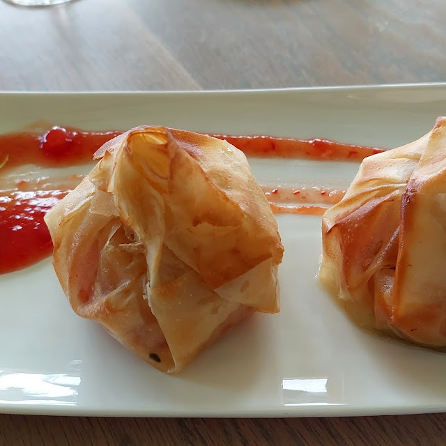 Saquitos de Queso Camembert Con Mermelada de Arándanos