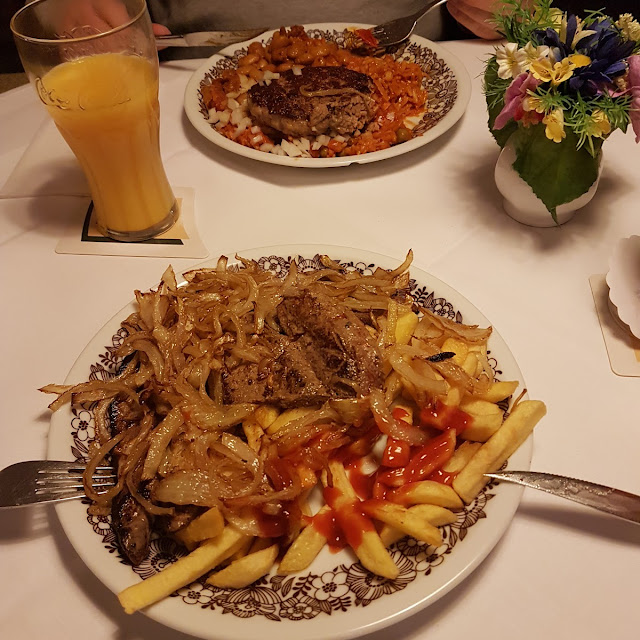 Leber Mit Zwiebelringe Und Pommes Frites