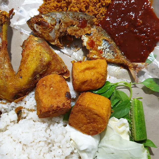 Nasi Uduk Dengan Ayam Dan Ikan Asin Peda Goreng