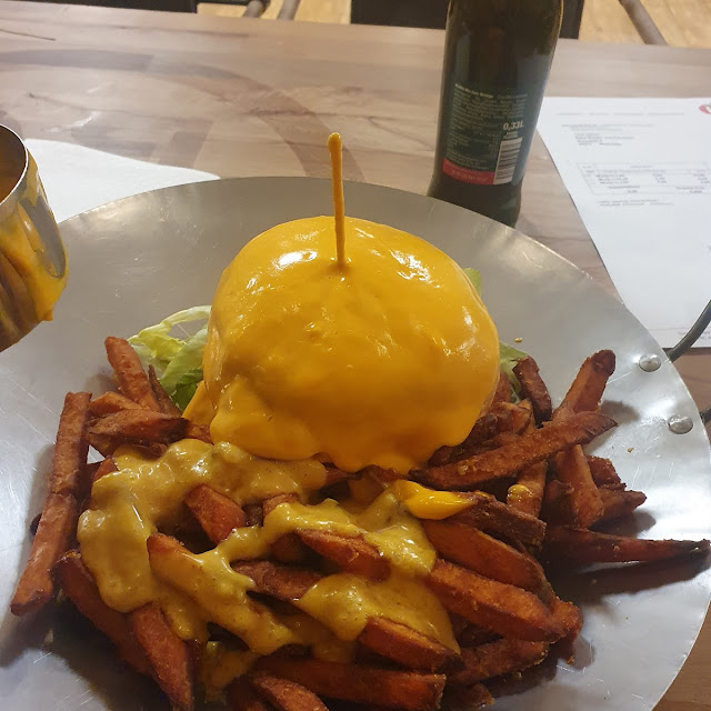 Spezial Burger Mit Sweet Potato Und Cheddar Cheese Sauce
