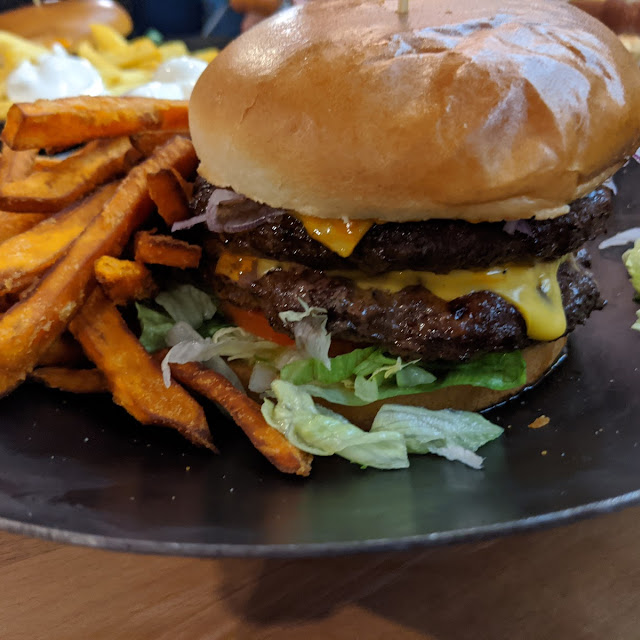 Beefburger Double Mit Süßkartoffelpommes