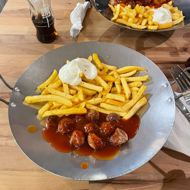 Currywurst Mit Pommes Frites